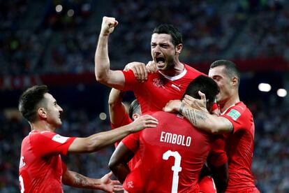 Los jugadores de la selección suiza celebran el gol de Dzemaili.