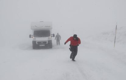 Una persona espera junto a su autocaravana en la N-137, en el puerto de Belagua (Navarra), este domingo.