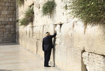 Donald Trump introducido en uno de los intersticios de los bloques de piedra un papel doblado, en un ritual en el que generalmente se expresan deseos o plegarias