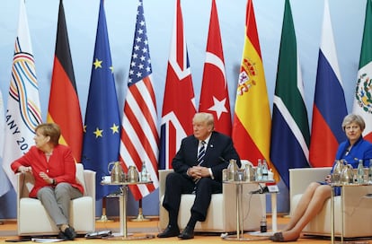 La canciller alemana, Angela Merkel (izq), el presidente estadounidense, Donald J. Trump (c),y la primera ministra británica, Theresa May, durante el "retiro" de los dirigentes en el ámbito de la cumbre de líderes de estado y gobierno del G20, en Hamburgo.