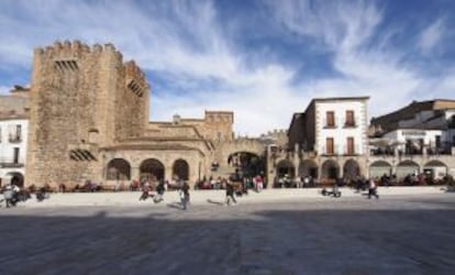 La plaza principal de Cáceres con la torre Bujaco en primer término.