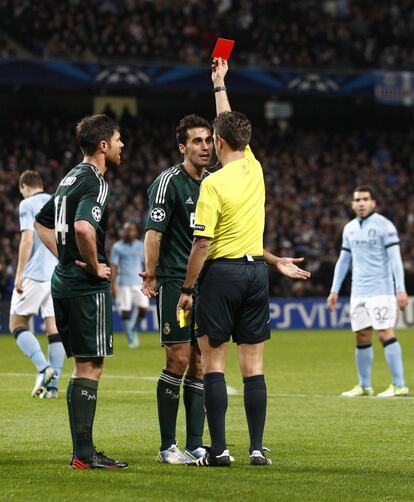 Arbeloa protesta la tarjeta roja ante el arbitro Gianluca Rocchi.