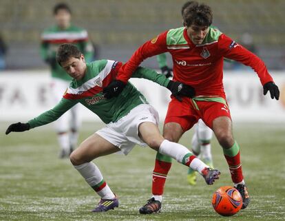 Zapater, del Lokomotiv de Moscú, pelea un balón con Ander Herrera, en una de las eliminatorias de Liga Europa.