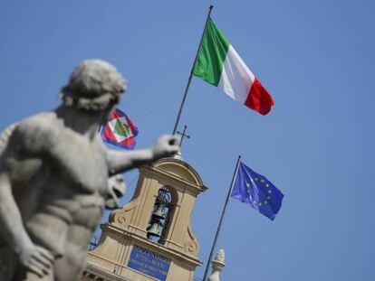 Bandera nacional italiana en el palacio Quirinale, del presidente del pa&iacute;s, en Roma.