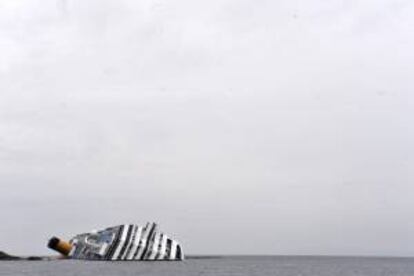 En la imagen, el crucero 'Costa Concordia', semihundido en aguas del mar Tirreno frente a la isla de Giglio, Italia. EFE/Archivo