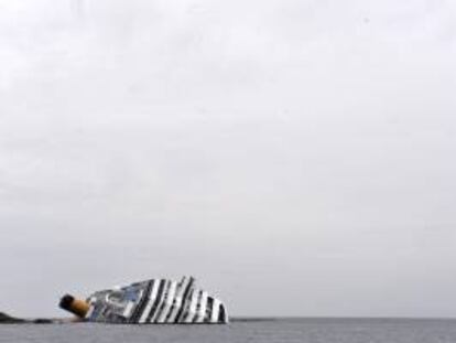 En la imagen, el crucero 'Costa Concordia', semihundido en aguas del mar Tirreno frente a la isla de Giglio, Italia. EFE/Archivo