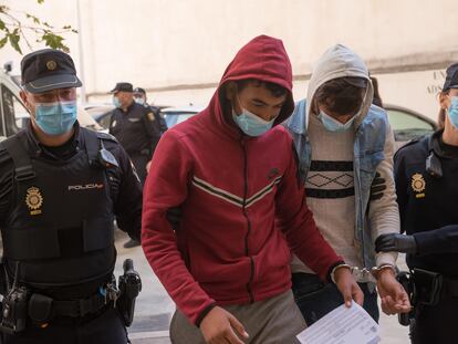 Uno de los 12 magrebíes detenidos es conducido a los juzgados de Palma de Mallorca, este lunes.