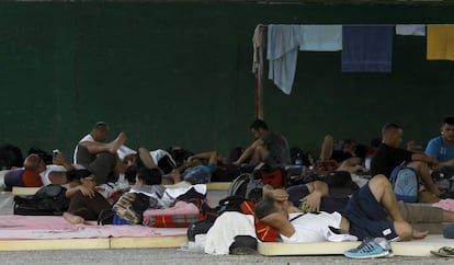 Los migrantes cubanos descansan en un refugio temporal en una escuela en la ciudad de La Cruz, cerca de la frontera entre Costa Rica y Nicaragua.