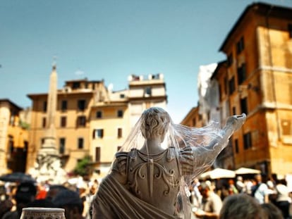 Una estatua en una tienda de recuerdos de la plaza del Panteón en Roma.