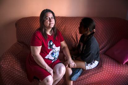 Carola Riera, madre de familia monomarental, con su hija de 11 años, en su casa en Valencia.