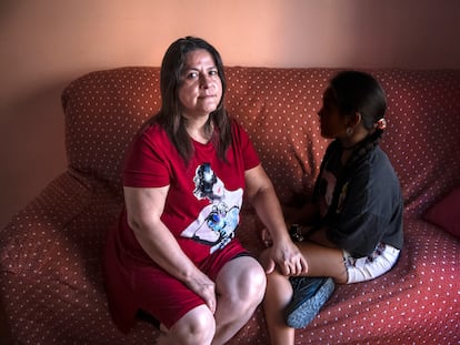Carola Riera, madre de familia monomarental, con su hija de 11 años, en su casa en Valencia.
