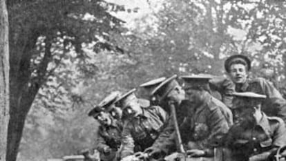 Soldados británicos recibidos por civiles en Francia en 1914.