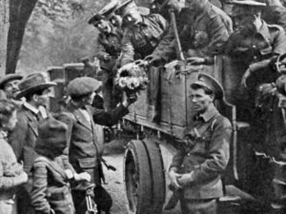 Soldados británicos recibidos por civiles en Francia en 1914.