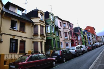 Las casas coloridas de estilo inglés ubicadas en el Barrio de Irala de Bilbao se encuentran entre la Avenida Zuberoa y la calle Baiona