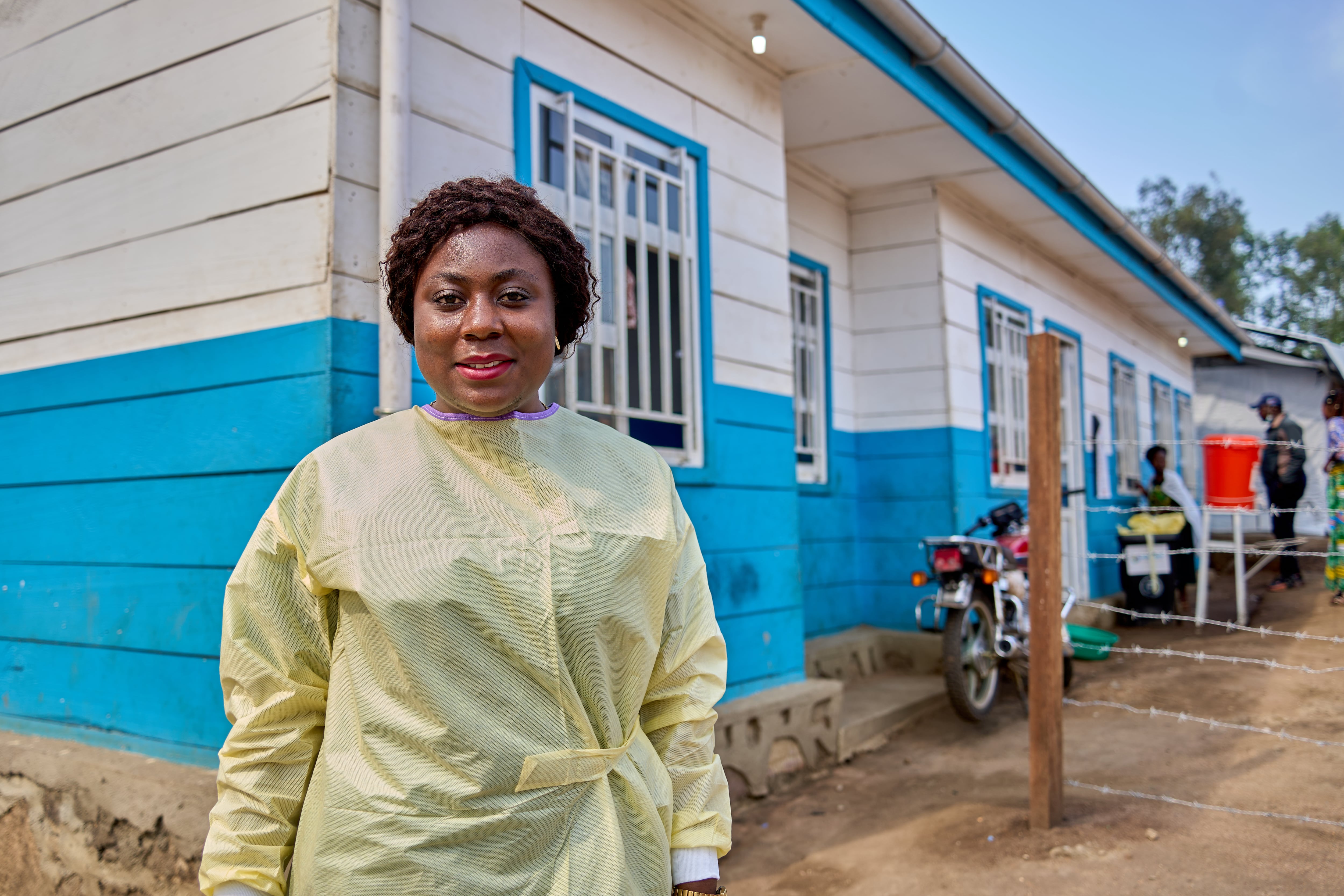 La médica Marline Masika, frente al centro de tránsito del campo de desplazados de Kigonze, en Bunia (República Democrática del Congo), el 31 de julio de 2026.