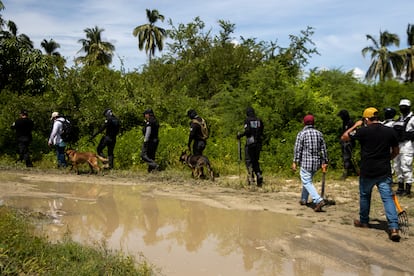 El equipo de búsqueda sigue el rastro del desaparecido Vicente Suástegui este jueves 2 de septiembre de 2021, en los alrededores del poblado de El Arenal (Guerrero).