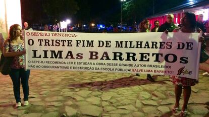 Funcionários públicos cariocas protestam antes da abertura do evento