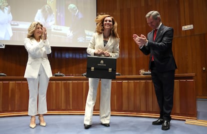 Mónica García (en el centro), ministra de Sanidad, recibe la cartera del ministro saliente, José Manuel Miñones, en presencia de la vicepresidenta segunda del Gobierno, Yolanda Díaz. 