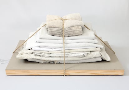 'Sábanas', una colección de sábanas y toallas dobladas que remite, entre otros, al recuerdo infantil de Pérez Mora de las camareras del hotel de su abuela.