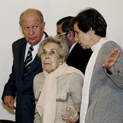 Hortensia Bussi, viuda de Allende, su hija Isabel y el presidente Ricardo Lagos, ayer en un homenaje a su marido.