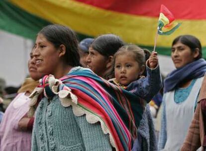 Un grupo de indígenas de Chuquisaca, durante el desfile celebrado ayer en Sucre con motivo de la fiesta nacional de Bolivia.