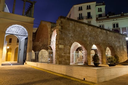 El nombre de esta población evoca balnearios y aguas termales, pues allí manan aguas a 74°C de reconocidas propiedades terapéuticas, conocidas ya en el siglo I antes de Cristo y que hoy se pueden seguir disfrutando en sus tres hoteles-balneario. A finales del siglo XIX el balneario conoció un gran desarrollo. De esta actividad termal dan fe la Font del Lleó, situada en la plaza del mismo nombre (ojo, que a nadie se le ocurra beber un trago para refrescarse porque esta agua también mana a 74°C), en el centro de Caldes; las mencionadas termas romanas, del s. I a.C., las mejor conservadas de toda la península Ibérica, formadas por una piscina rodeada de galerías cubiertas por bóvedas de medio punto; o los baños termales El Safareig, un espacio público donde se puede disfrutar de un baño terapéutico que aprovecha la estructura de un antiguo lavadero. También los tres hoteles-balneario de Caldes: Termes Victoria, Broquetas y Vila de Caldes. <br><br> Pero si uno quiere saberlo todo sobre el termalismo, debe hacer una pausada visita al Museu Thermalia dedicado a la cultura del agua termal, con la exhibición 'L’essència balneària'. De sus cuatro plantas una está dedicada al termalismo, otra a exposiciones temporales y en las otras dos hay una muestra con obras del pintor y escultor Manolo Hugué, que llegó a Caldes de Montbui, precisamente, atraído por las propiedades medicinales de sus aguas termales. Además, fruto de la amistad que Hugué mantuvo con Picasso, también hay una pequeña exposición de obras del célebre pintor malagueño.