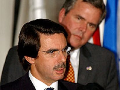 Aznar, ayer con Jeb Bush, durante un acto en Tallahassee (EE UU).