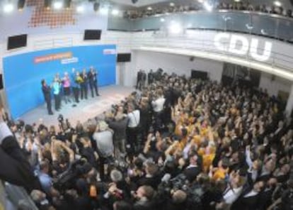 La canciller Angel Merkel celebra la victoria electoral en la sede del partido conservador alem&aacute;n (CDU).