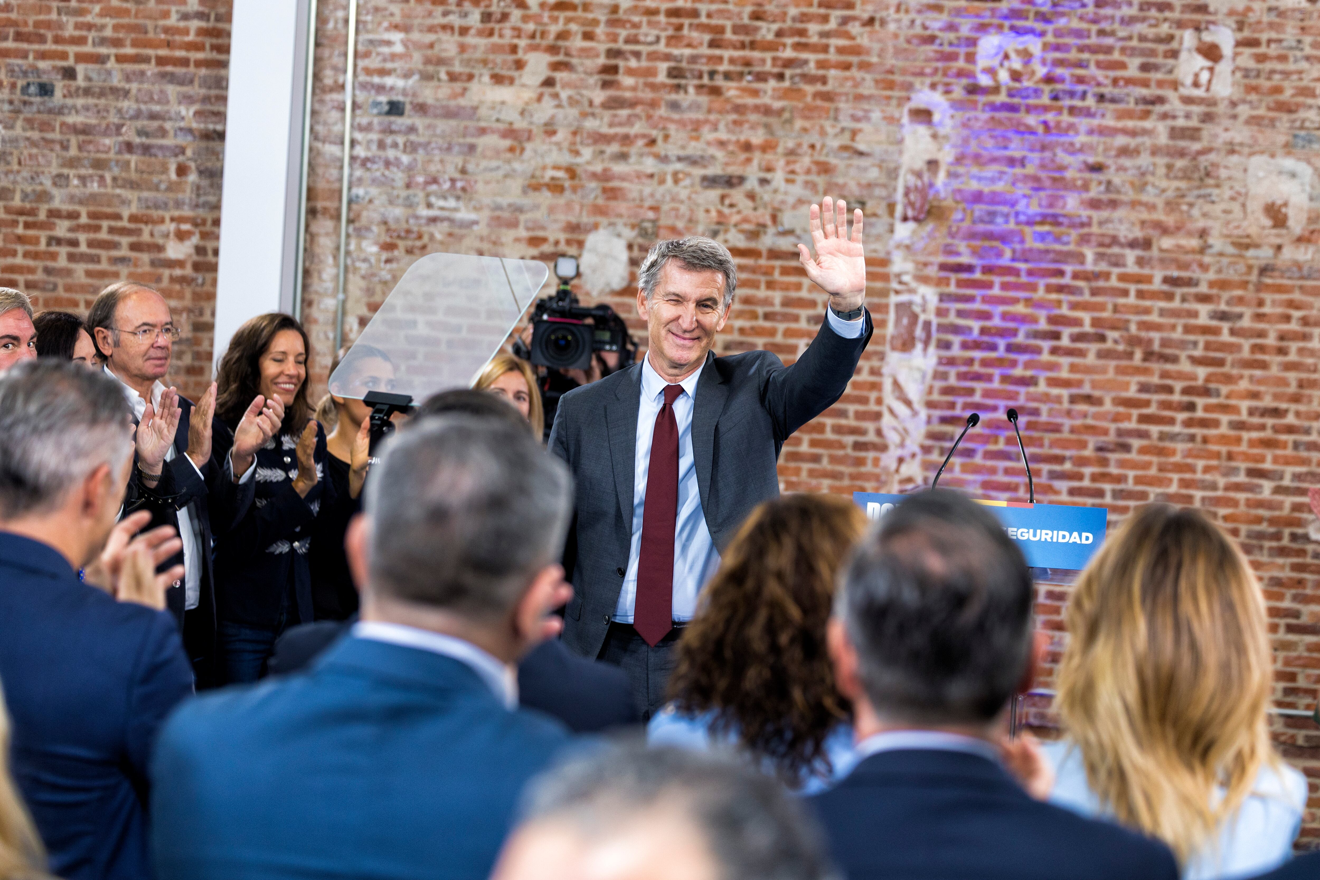 El presidente del Partido Popular, Alberto Núñez Feijóo, saluda al término de su intervención en el acto electoral del PP de Madrid este martes. 