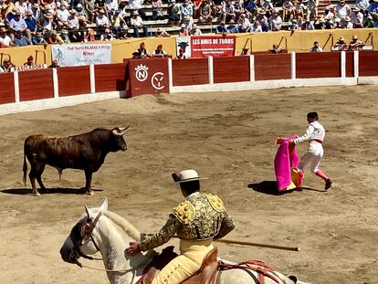 Francisco Montero coloca ante el caballo al segundo de la mañana, de Concha y Sierra.