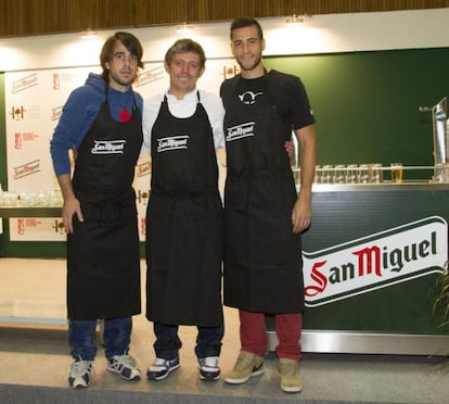 Beñat, a la izquierda, y Ekiza, con el chef Álvaro Garrido en la Feria Gastronómica del BEC.