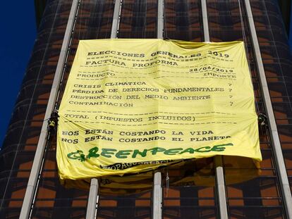 Pancarta de Greenpeace colgada en las torres de Colón de Madrid.