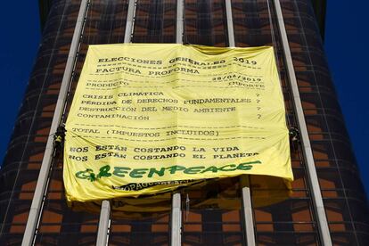 Pancarta de Greenpeace colgada en las torres de Colón de Madrid.