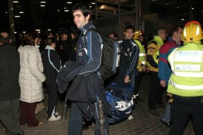 El portero de la Real, Pedro Riesgo, camino de su autobús.