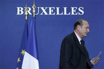 El presidente francés, Jacques Chirac, se retira de la conferencia de prensa celebrada al final de la cumbre de Bruselas.

EFE