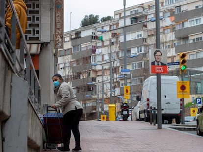 Un cartel del PSC en una de las calles de Ciutat Meridiana