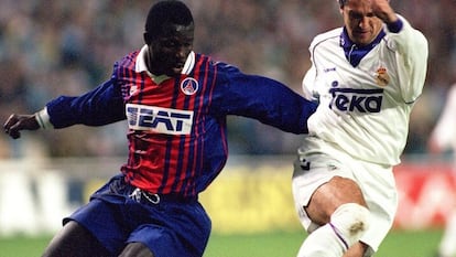 Weah y Chendo, durante un partido de la Recopa de 1994 en el Santiago Bernabéu. / MIGUELEZ SPORTS