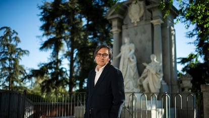 El historiador Eduardo Manzano, junto a la estatua de Isabel de Borbón en el paseo del Pintor Rosales de Madrid.