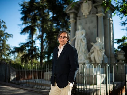 El historiador Eduardo Manzano, junto a la estatua de Isabel de Borbón en el paseo del Pintor Rosales de Madrid.
