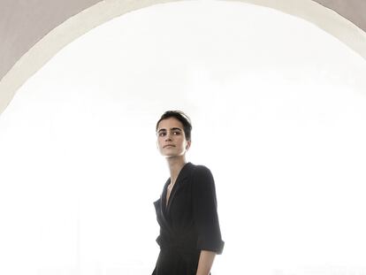 El lujo de la comodidad.
Tan poético como elegante, el color negro no entiende de estaciones. Si un dos piezas siempre es una combinación ganadora, las zapatillas deportivas le darán un toque informal inesperado. En la imagen, blazer negro con cinturón (169 €) y pantalón ancho (99,99 €), todo de WOMAN LIMITED EL CORTE INGLÉS.