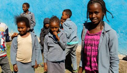 Tres alumnas de la escuela primaria Tigil Fire durante el recreo, en Dessie (región de Amhara).