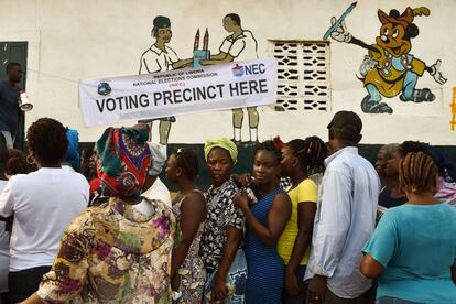 Tras 14 años de paz bajo la presidencia de Ellen Johnson Sirleaf, y aún con las imágenes de las atrocidades del conflicto frescas en la memoria, los liberianos deben elegir su nuevo líder entre 20 candidatos. En la imagen, gente esperando para votar en un colegio electoran de Monrovia.