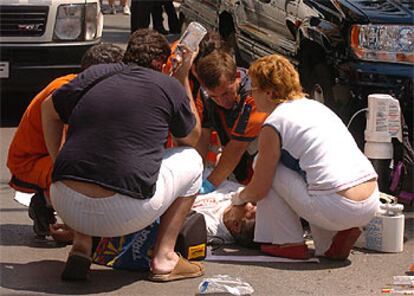 Un equipo del 061 trata de reanimar, sin éxito, a Antonio Bernabé tras ser tiroteado en Almería.