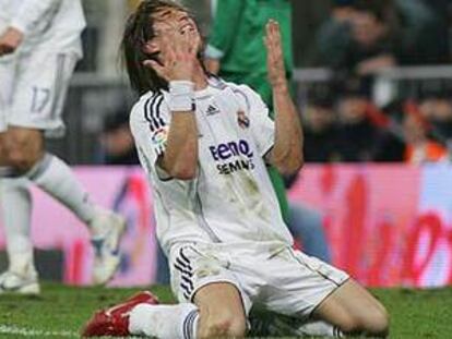 Sergio Ramos se lamenta por una oportunidad perdida ante la mirada de circunstancias de Van Nistelrooy.