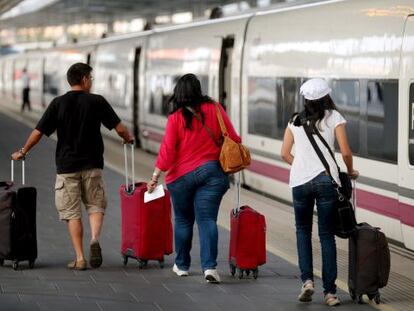 Viajeros en el andén de Atocha, en Madrid.