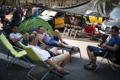 Quinta jornada de huelga indefinida en la que miles de Taxis bloquean la Gran Via de Barcelona.