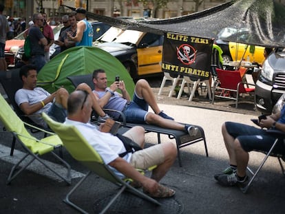Quinta jornada de huelga indefinida en la que miles de Taxis bloquean la Gran Via de Barcelona.