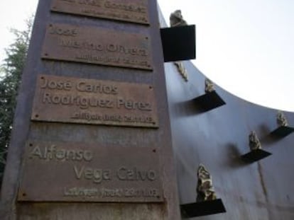 Monumento en la sede del CNI a sus agentes asesinados en Irak.