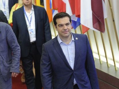  El primer ministro girego, Alexis Tsipras (centro), seguido de su ministro de Finanzas (izquierda), Euclides Tsakalotos.