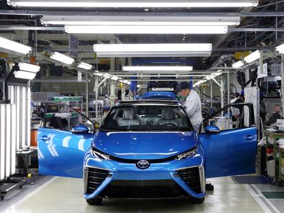 Fabricación del turismo Mirai, con pila de combustible de hidrógeno, en la factoría de Toyota en la prefectura japonesa de Aichi.